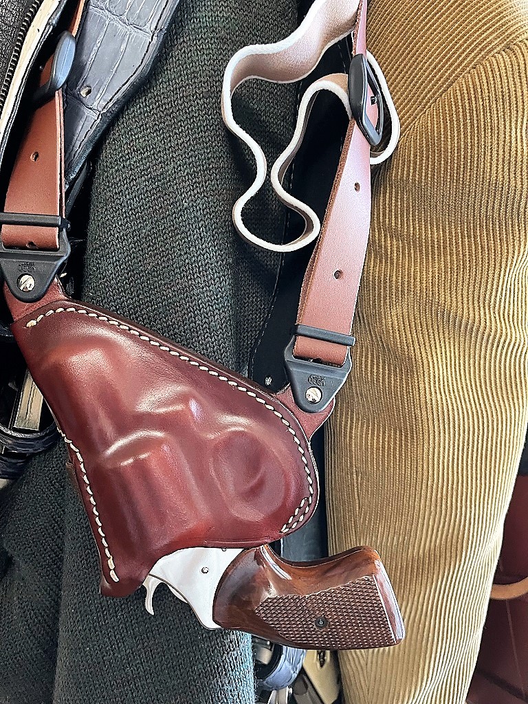Close view of Vega DA-111 leather shoulder holster