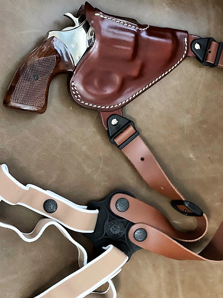 Vega DA-111 upside-down shoulder holster