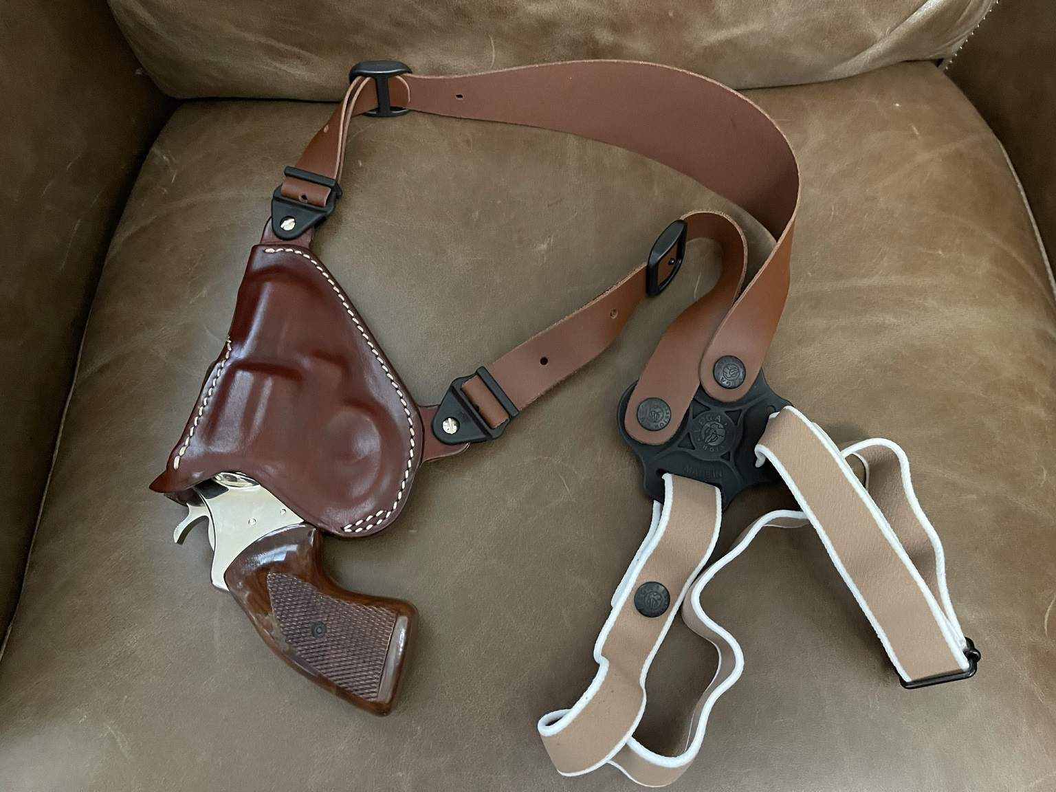 Comparison image of Vega DA-111 shoulder holster and classic shoulder holster style