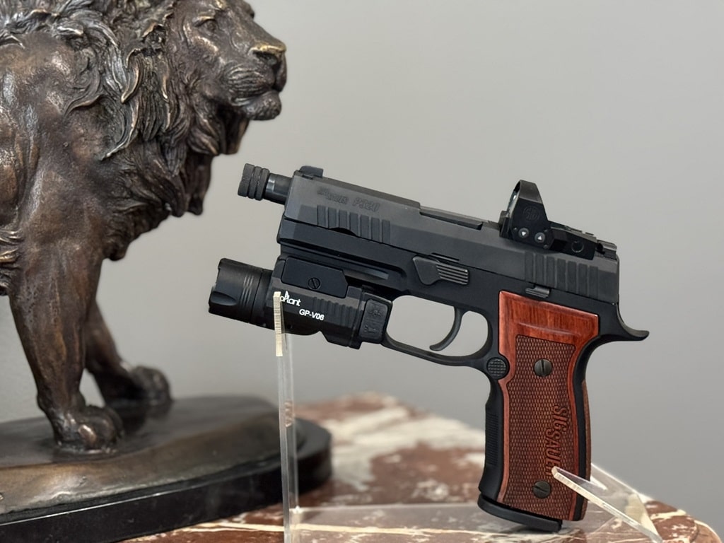 Side view of GoPlant GP-V06 mounted on pistol rail